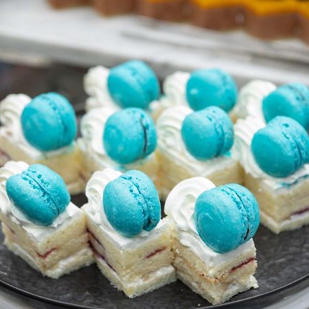 Radisson Blu Hotel, Jeddah Corniche Exteriör bild Macarons on top of a cake