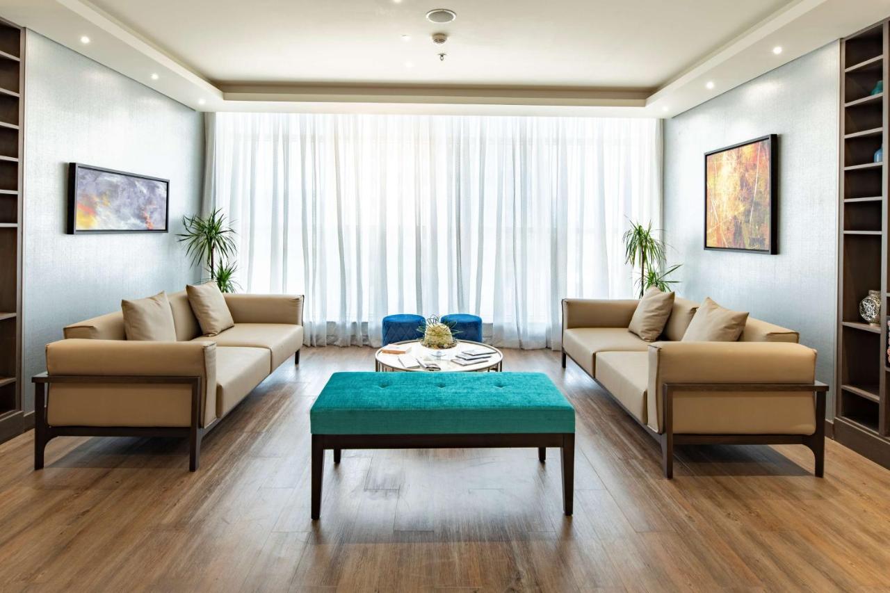 Radisson Blu Hotel, Jeddah Corniche Exteriör bild A living room