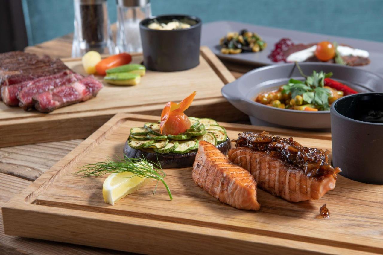 Radisson Blu Hotel, Jeddah Corniche Exteriör bild Salmon steak