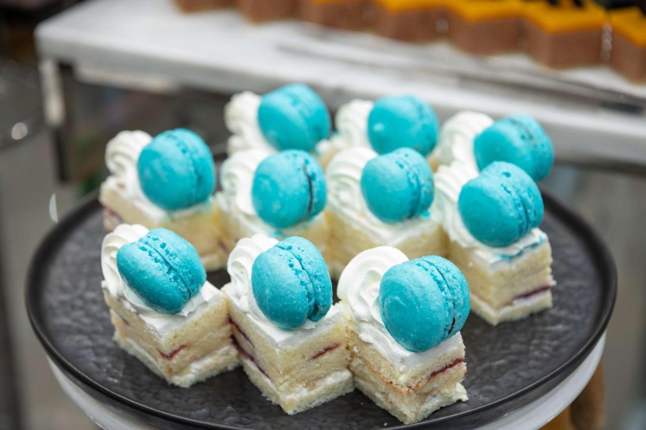 Radisson Blu Hotel, Jeddah Corniche Exteriör bild Macarons on top of a cake