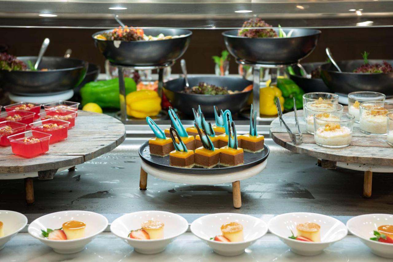 Radisson Blu Hotel, Jeddah Corniche Exteriör bild A buffet