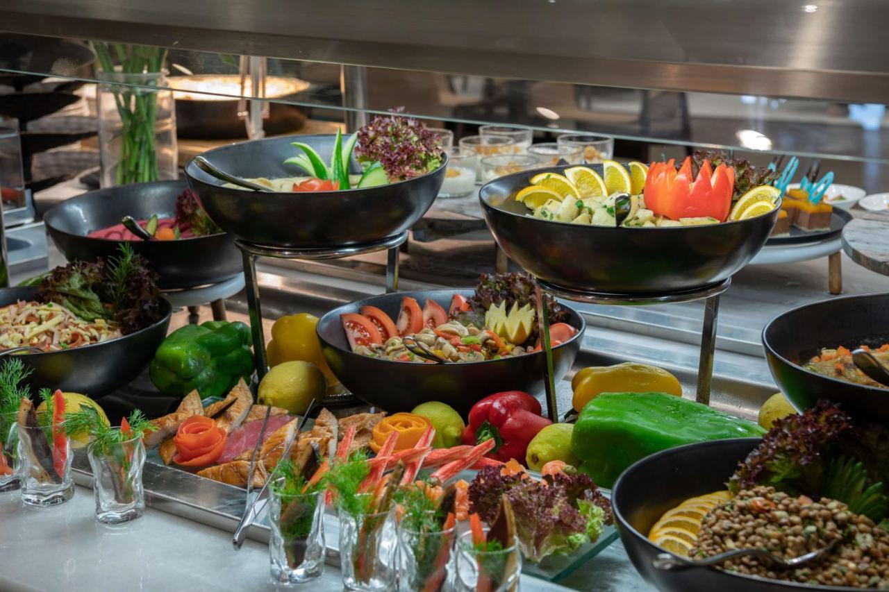 Radisson Blu Hotel, Jeddah Corniche Exteriör bild A salad bar