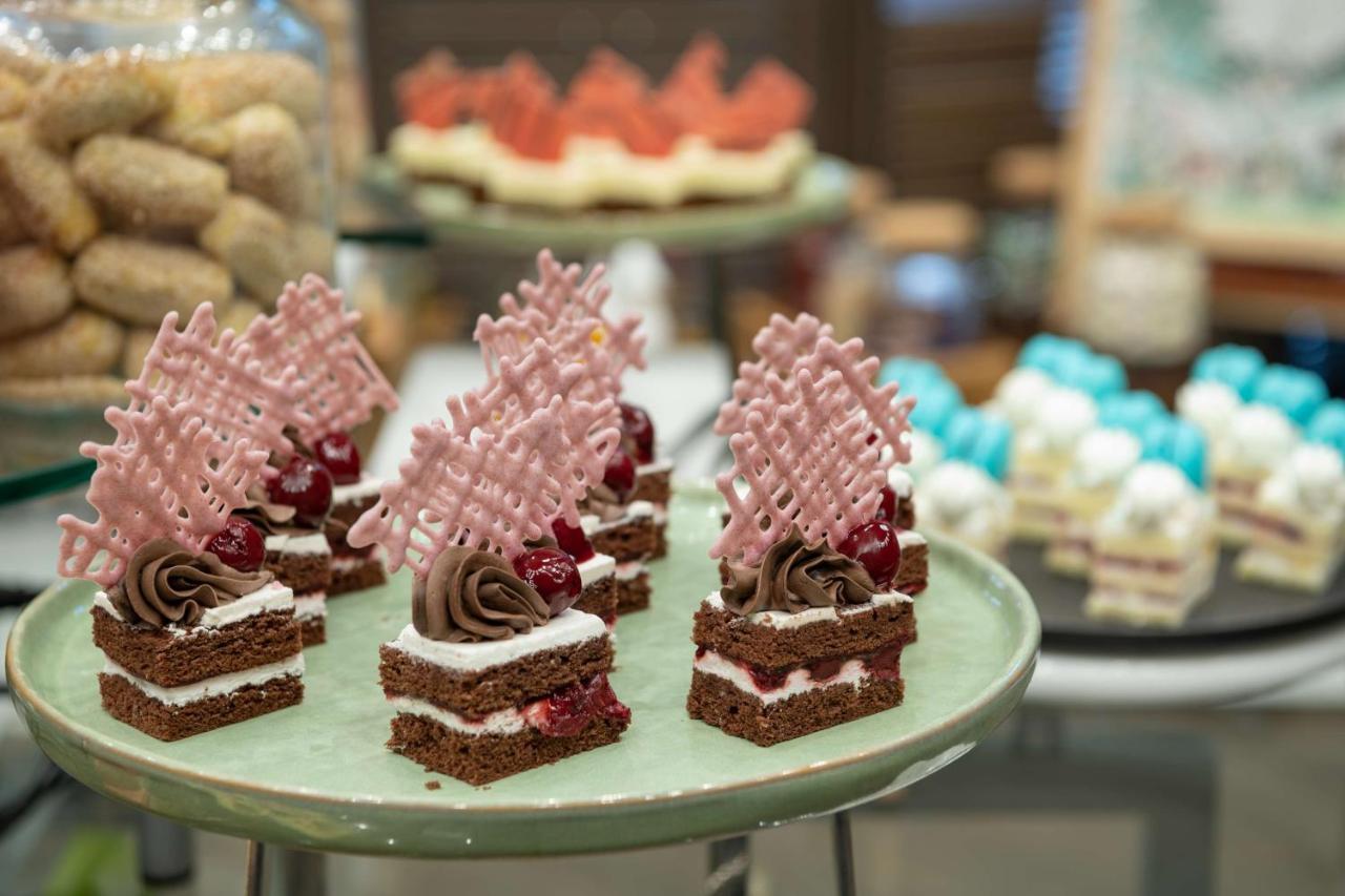 Radisson Blu Hotel, Jeddah Corniche Exteriör bild Chocolate cakes