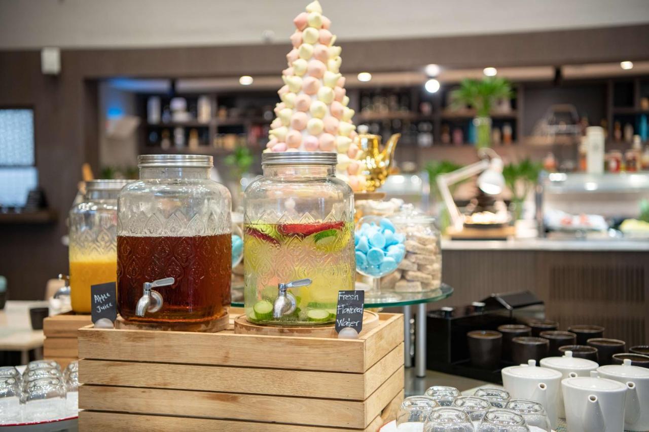 Radisson Blu Hotel, Jeddah Corniche Exteriör bild A selection of drinks at a buffet