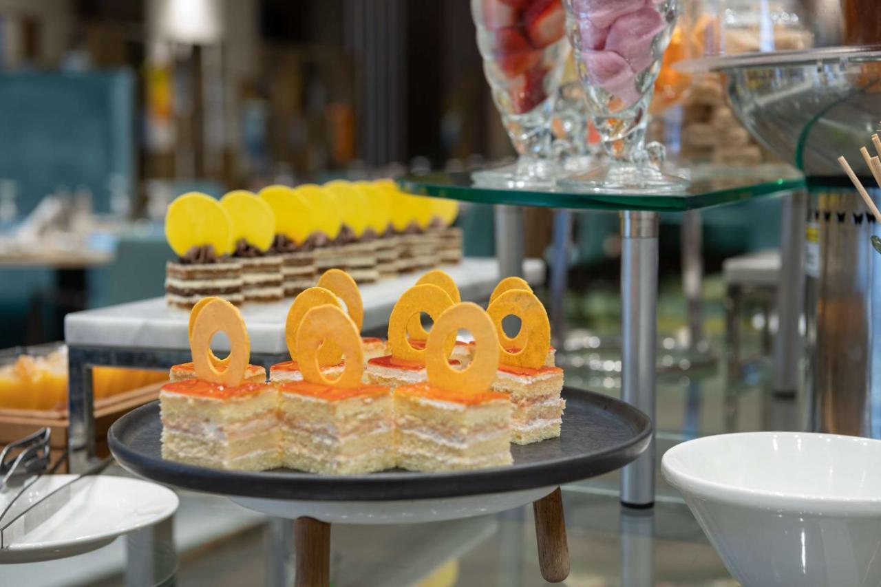 Radisson Blu Hotel, Jeddah Corniche Exteriör bild A dessert buffet