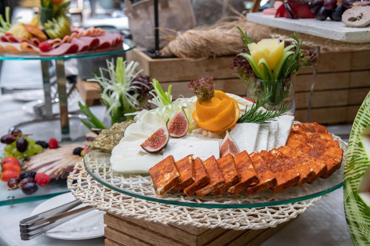 Radisson Blu Hotel, Jeddah Corniche Exteriör bild A cheese platter