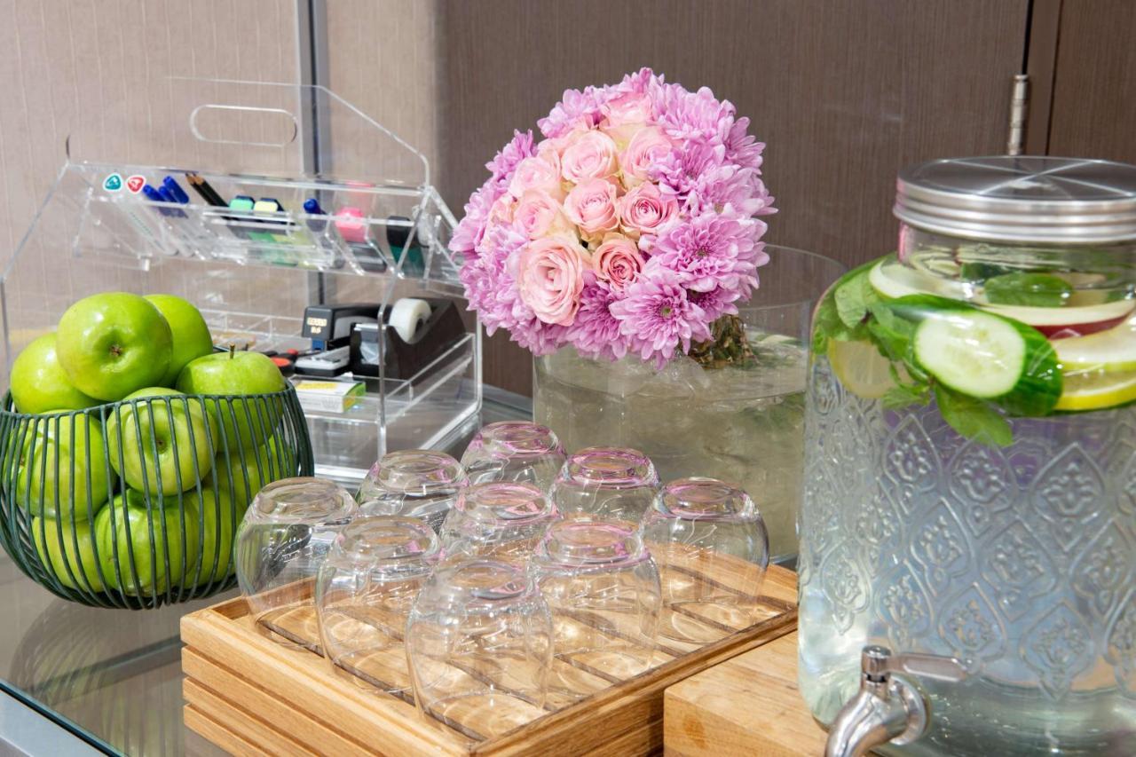 Radisson Blu Hotel, Jeddah Corniche Exteriör bild Infused water