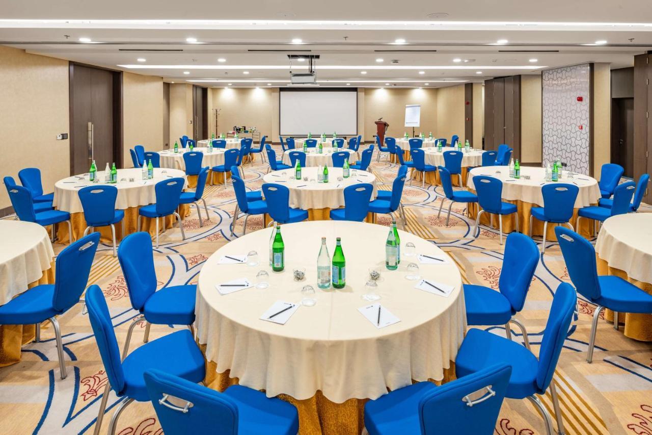 Radisson Blu Hotel, Jeddah Corniche Exteriör bild Meeting room