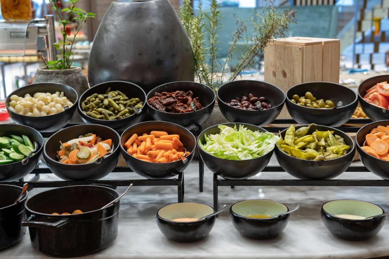 Radisson Blu Hotel, Jeddah Corniche Exteriör bild A salad bar