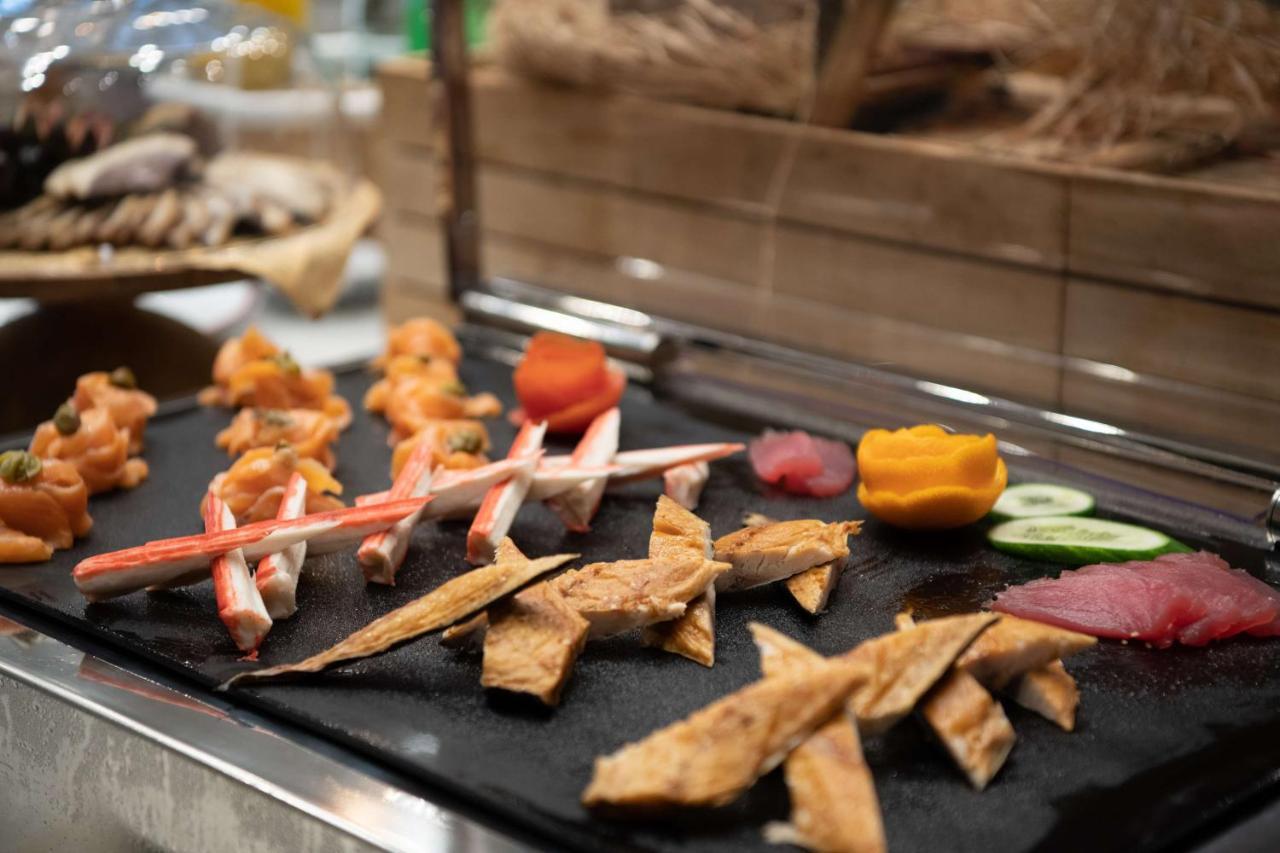 Radisson Blu Hotel, Jeddah Corniche Exteriör bild Seafood at a buffet