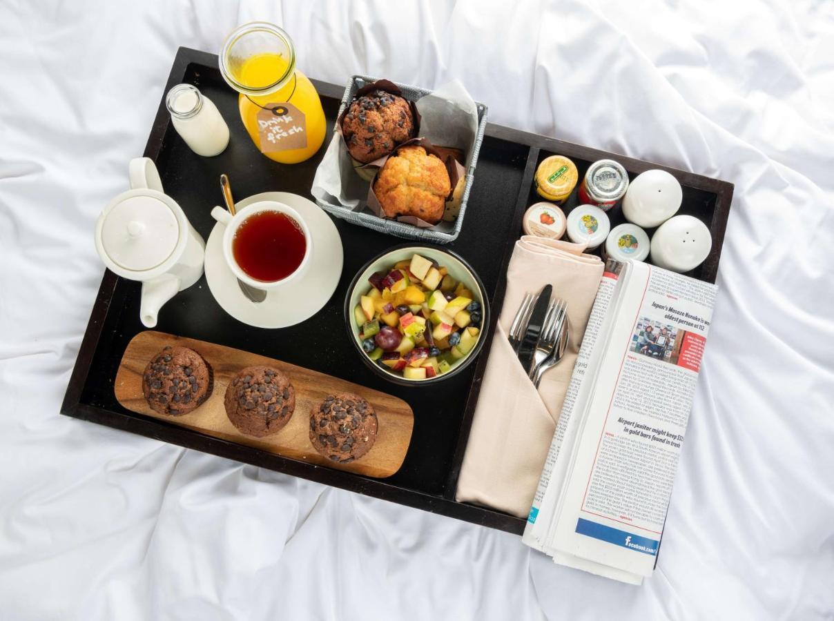 Radisson Blu Hotel, Jeddah Corniche Exteriör bild Room service tray