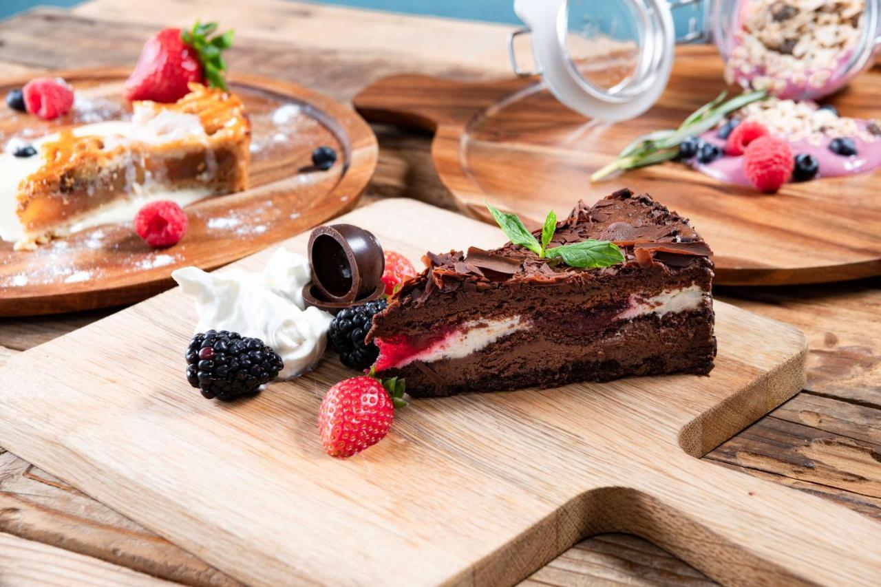 Radisson Blu Hotel, Jeddah Corniche Exteriör bild A chocolate cake