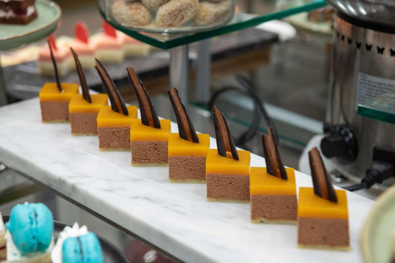 Radisson Blu Hotel, Jeddah Corniche Exteriör bild A row of petit fours