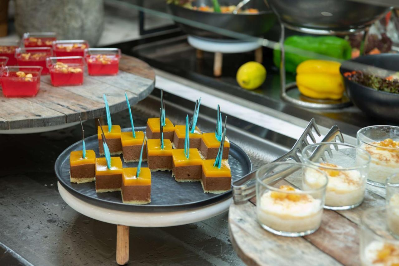Radisson Blu Hotel, Jeddah Corniche Exteriör bild A selection of desserts