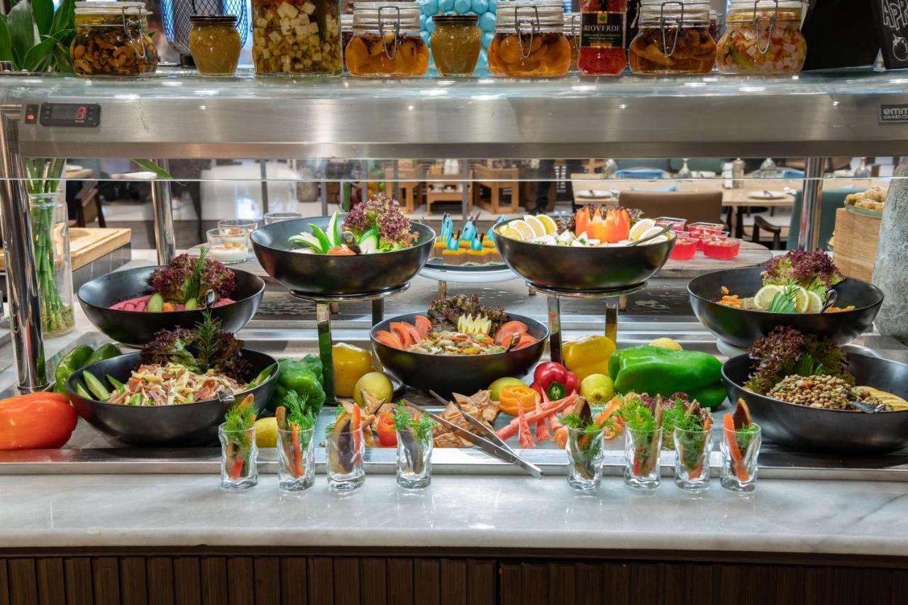 Radisson Blu Hotel, Jeddah Corniche Exteriör bild A salad bar