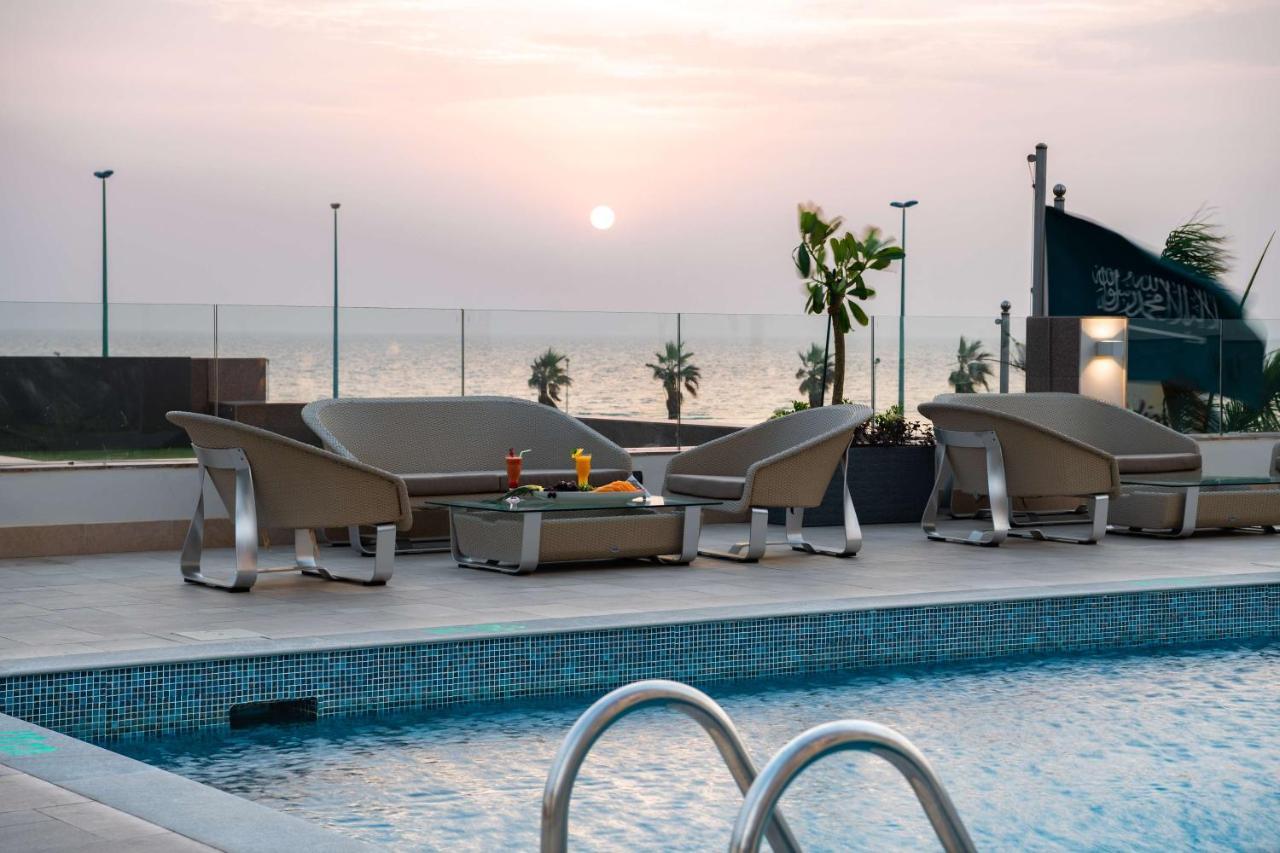 Radisson Blu Hotel, Jeddah Corniche Exteriör bild The swimming pool at the hotel