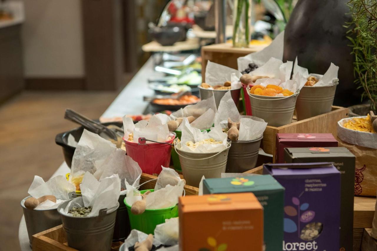 Radisson Blu Hotel, Jeddah Corniche Exteriör bild A selection of teas at a buffet