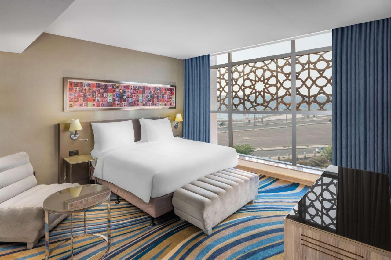 Radisson Blu Hotel, Jeddah Corniche Exteriör bild A bedroom at the hotel