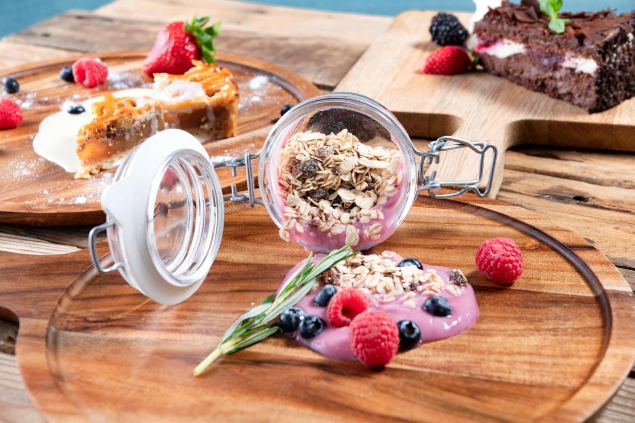 Radisson Blu Hotel, Jeddah Corniche Exteriör bild A breakfast parfait