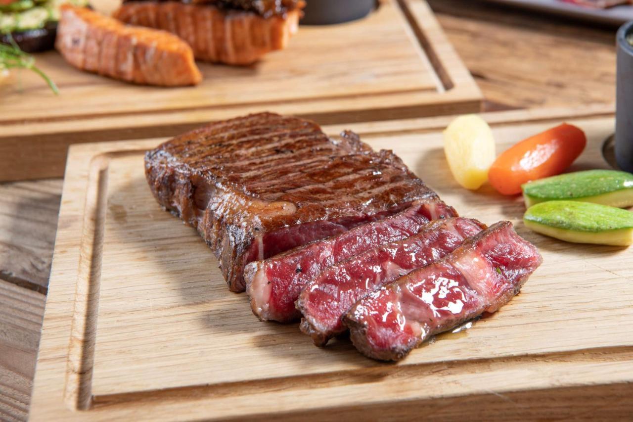 Radisson Blu Hotel, Jeddah Corniche Exteriör bild A grilled strip steak