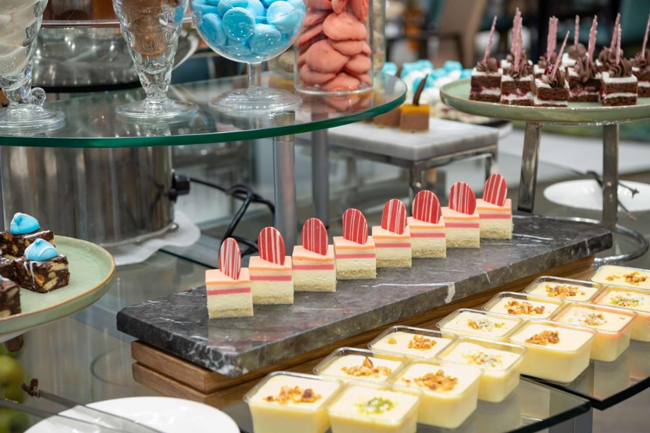 Radisson Blu Hotel, Jeddah Corniche Exteriör bild A selection of petit fours