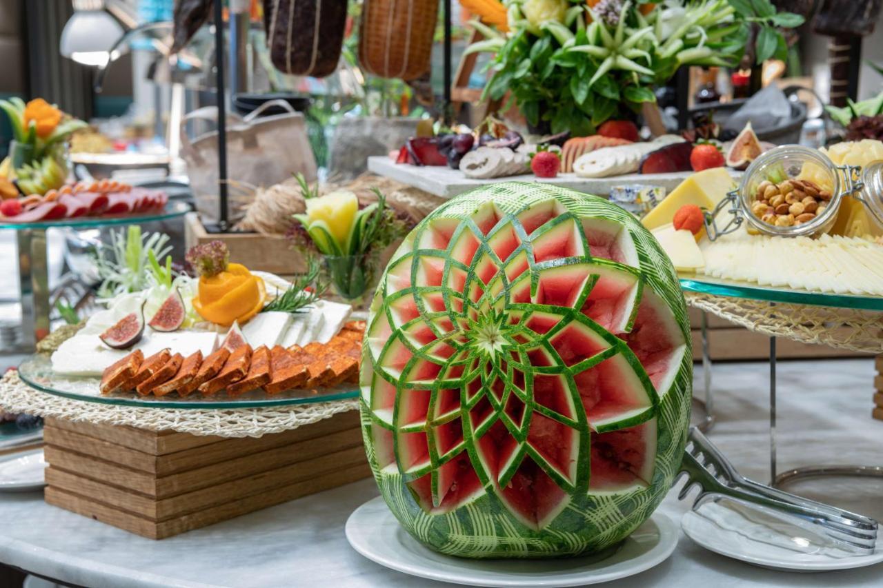 Radisson Blu Hotel, Jeddah Corniche Exteriör bild A watermelon carving