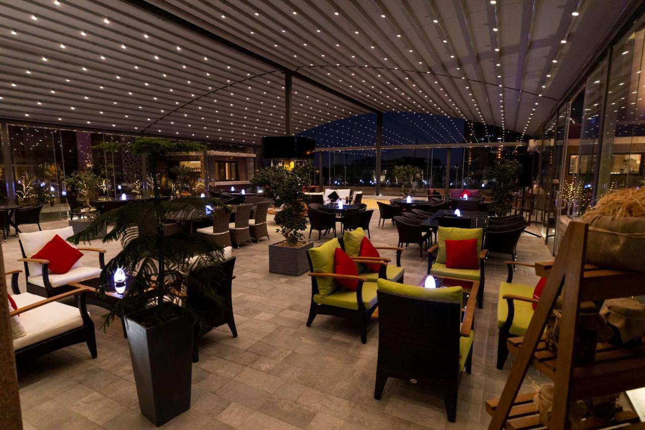 Radisson Blu Hotel, Jeddah Corniche Exteriör bild The lobby