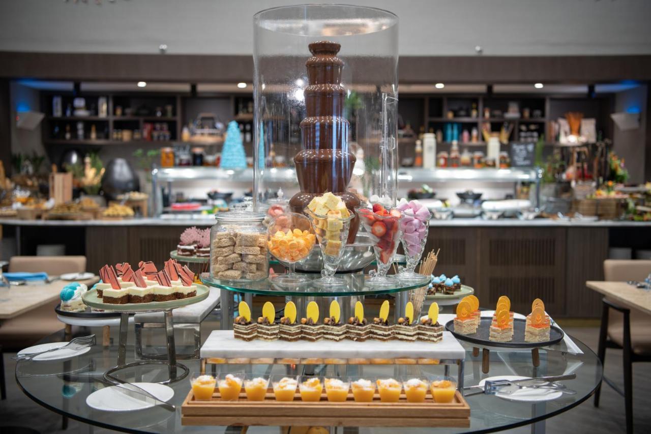 Radisson Blu Hotel, Jeddah Corniche Exteriör bild A chocolate fountain