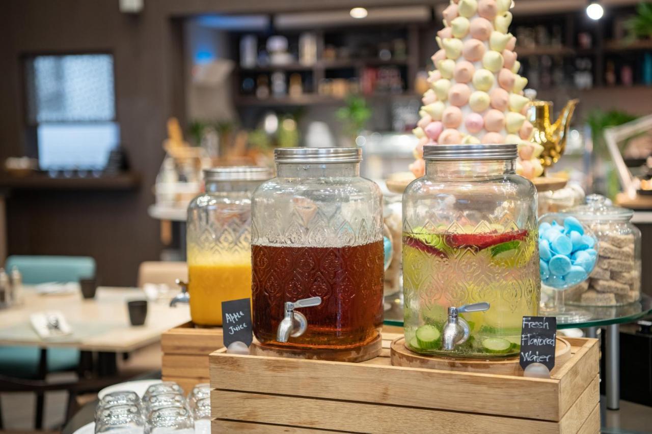 Radisson Blu Hotel, Jeddah Corniche Exteriör bild Infused water