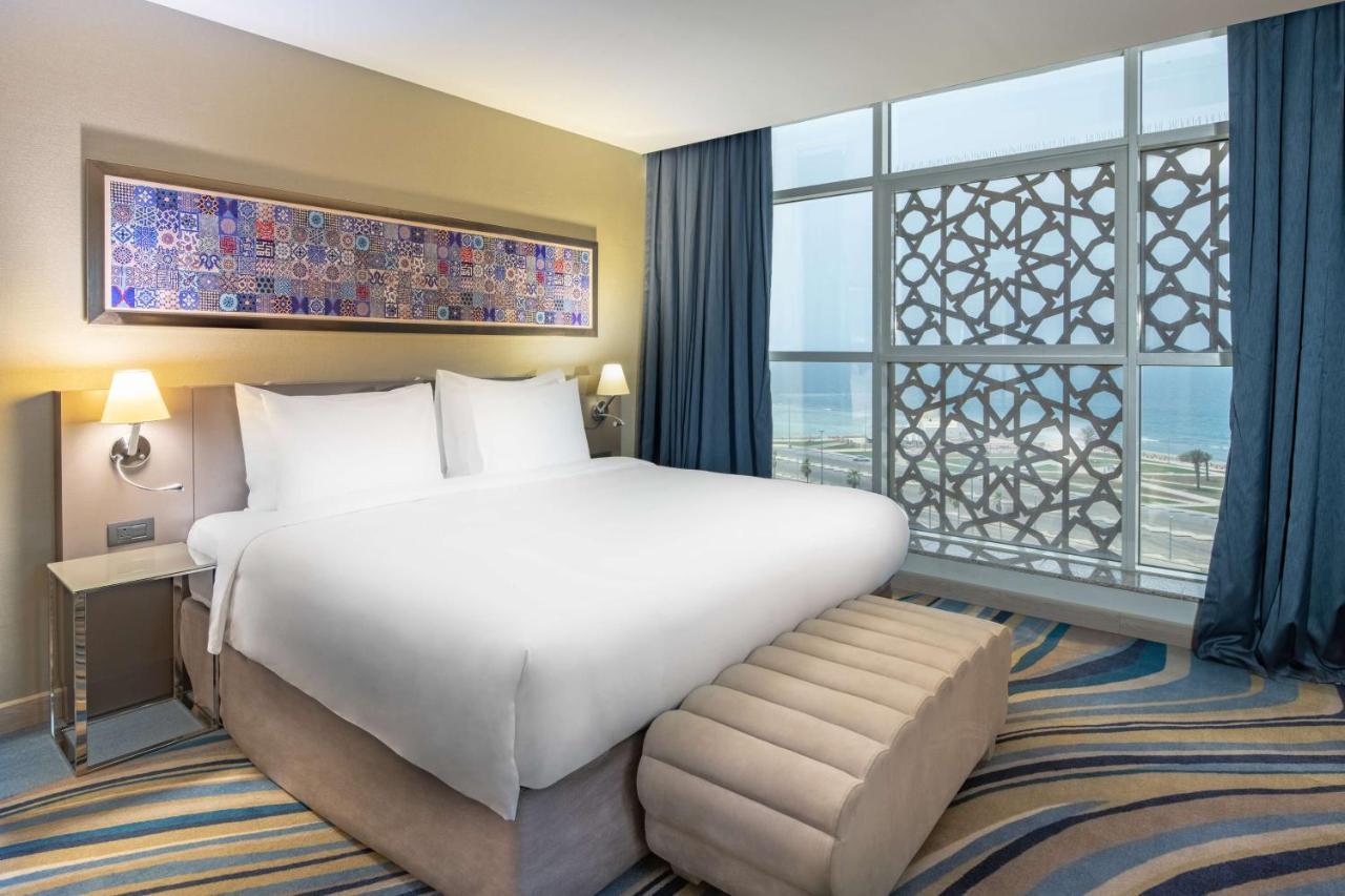 Radisson Blu Hotel, Jeddah Corniche Exteriör bild A bedroom at the hotel